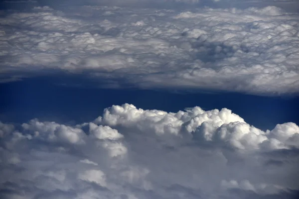 Białe puszyste chmury nad niebieski niebo — Zdjęcie stockowe