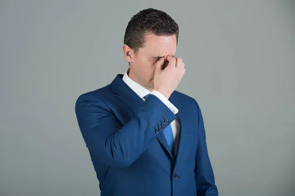 Hombre cansado sintiendo dolor de cabeza en traje azul —  Fotos de Stock