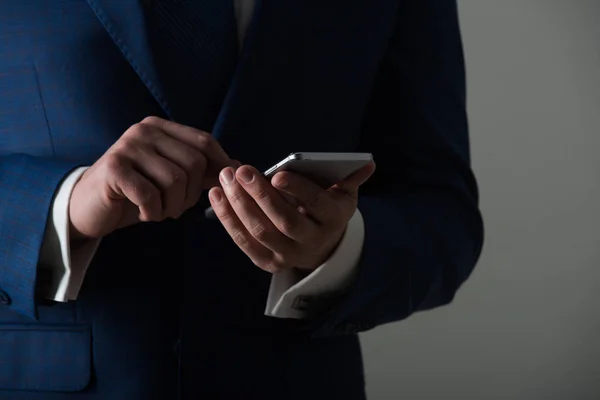 Manliga händer med mobiltelefon eller smartphone — Stockfoto