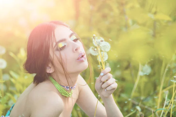 Dziewczyna z modny makijaż i koraliki w zielonych liści — Zdjęcie stockowe
