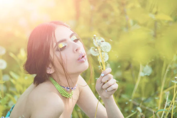 Menina com maquiagem elegante e contas em folhas verdes — Fotografia de Stock