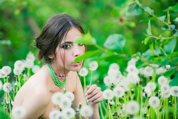 Ung kvinna med fashionabla makeup och pärlor i gröna blad — Stockfoto