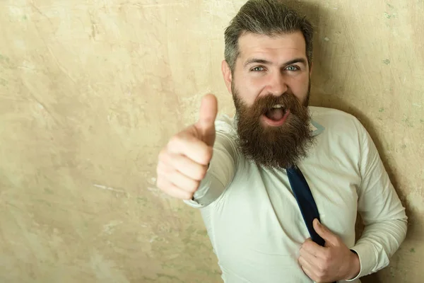 Man of hipster met lange baard op blij gezicht — Stockfoto