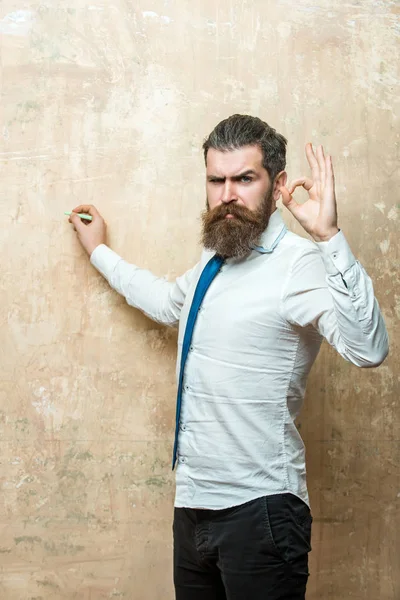 Insegnante, uomo con la barba sul viso serio scrivere con gesso — Foto Stock