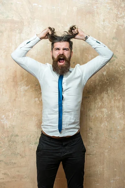 Хипстер или бородатый мужчина с длинной бородой на кричащем лице — стоковое фото