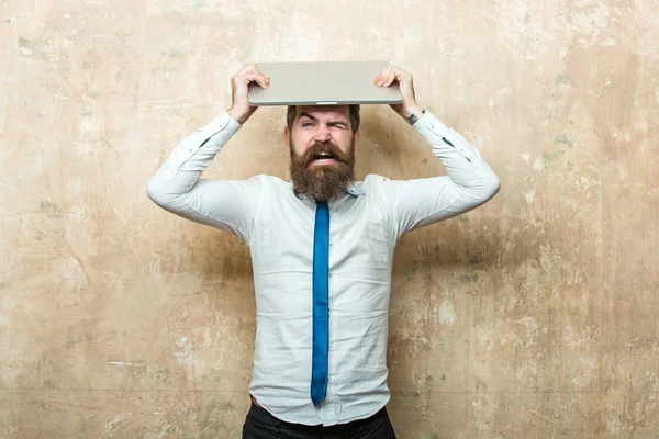 Hipster tai parrakas mies pitkä parta pidä kannettava tietokone — kuvapankkivalokuva