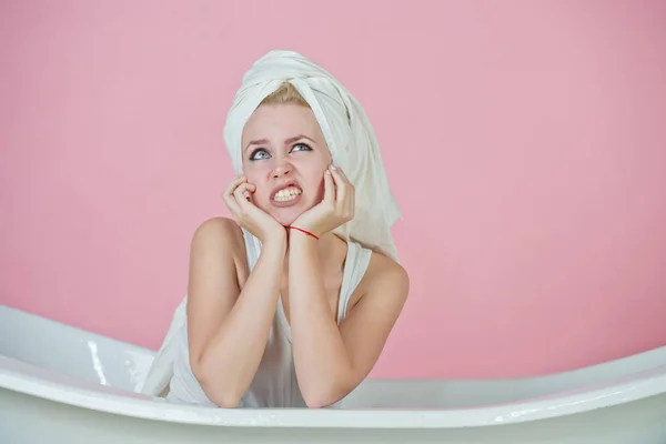 Woman with towel turban sitting in white bathtub — Stock Photo, Image