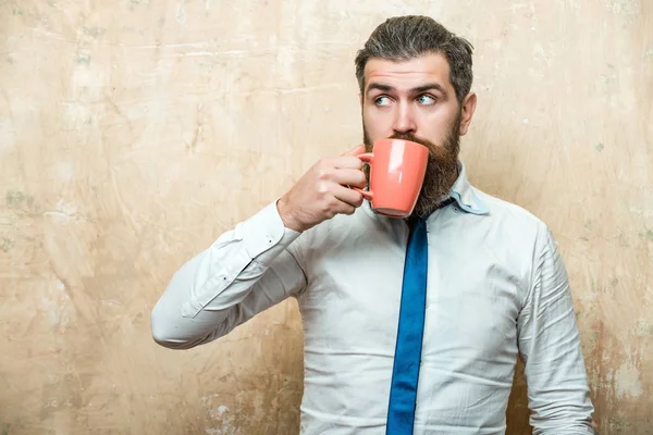 Hipster con cara sorprendida beber té de taza de café —  Fotos de Stock