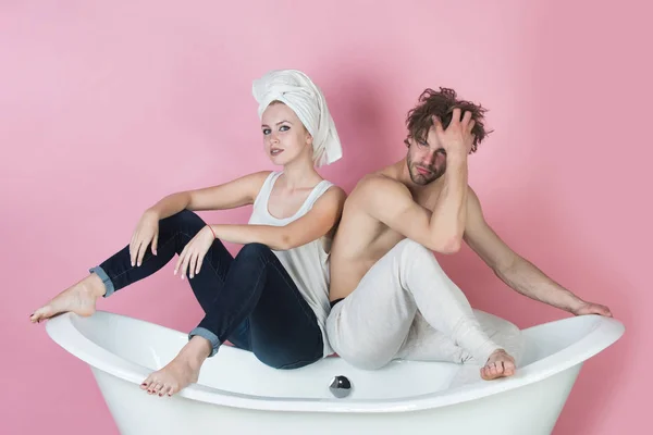 Paar in liefde van man en vrouw in badkuip — Stockfoto
