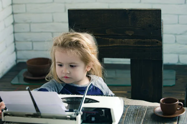 Dziecko lub małe dziecko chłopca lub biznesmen z maszyny do pisania — Zdjęcie stockowe