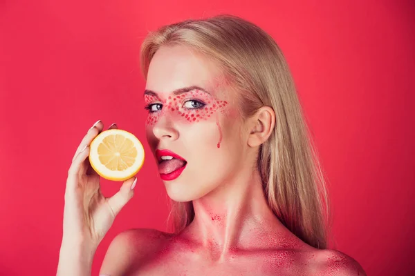 Mädchen mit kreativem modischem Make-up lecken Zitrone, Vitamin — Stockfoto