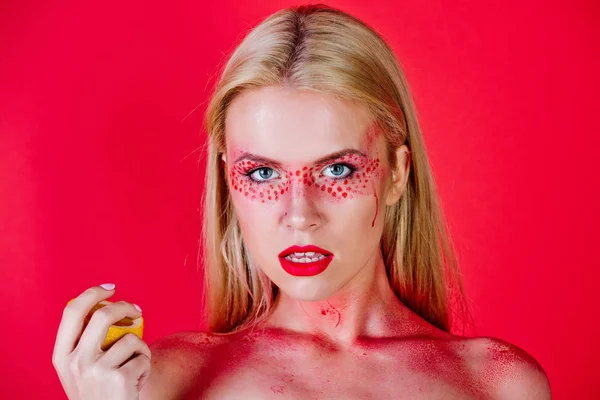 Hübsche blonde Frau mit kreativem modischem Make-up lecken Zitrone, Vitamin — Stockfoto