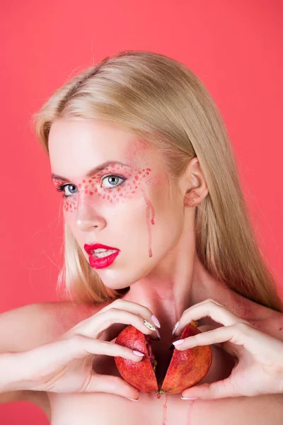 Flicka med kreativa fashionabla makeup hålla granatäpple, vitamin — Stockfoto