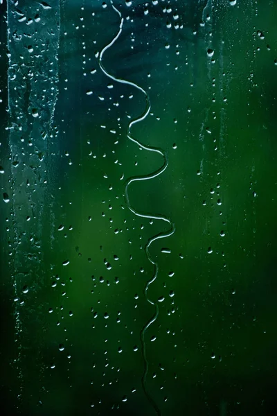 Gouttes d'eau sur verre de fenêtre humide — Photo