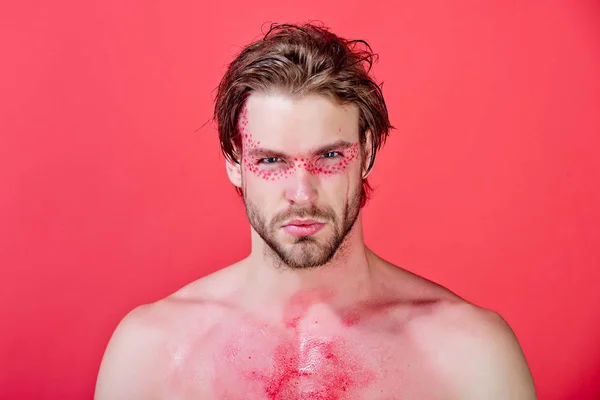 Muž s kreativní módní make-up na červeném pozadí — Stock fotografie