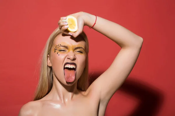 Vrouw met creatieve modieuze make-up drank citroen, vitamine — Stockfoto