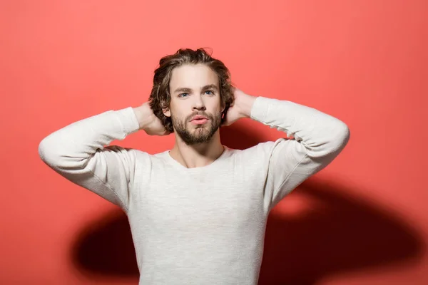 Bel homme avec barbe et cheveux élégants, matin et mode — Photo