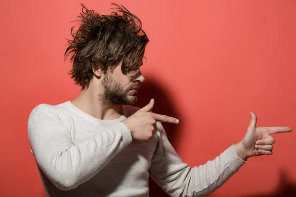 Présentation du produit, bel homme avec barbe et cheveux élégants — Photo