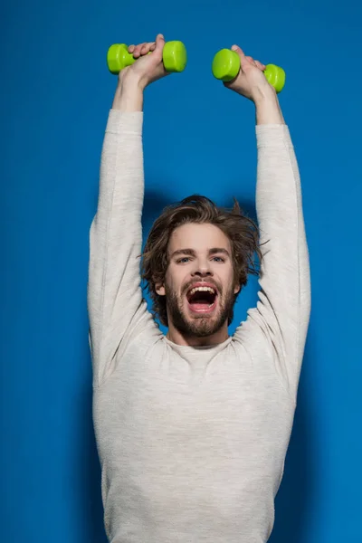 Hombre feliz con barra haciendo ejercicio matutino, tiene el pelo sin peinar — Foto de Stock