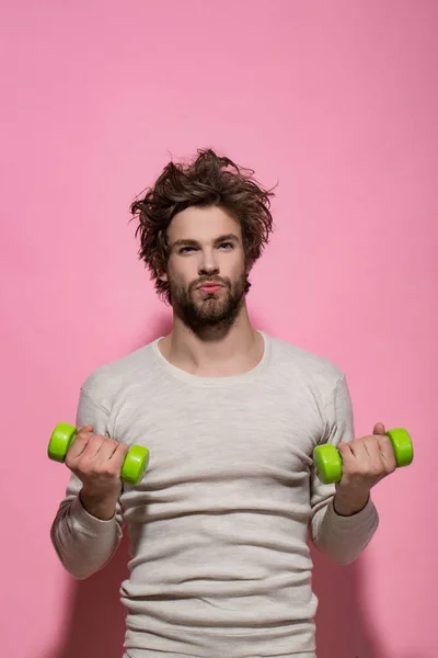 Esporte e energia, jovem com barbell fazendo exercício matinal — Fotografia de Stock