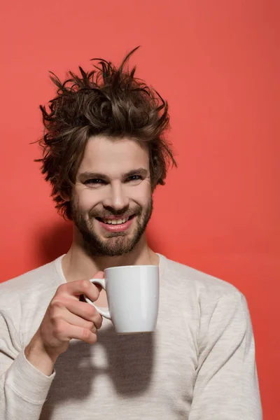 Φλιτζάνι τσάι ή καφέ στο ευτυχισμένος άνθρωπος — Φωτογραφία Αρχείου
