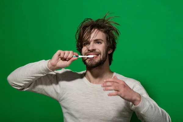 快乐的人刷牙用牙膏，都市美男 — 图库照片