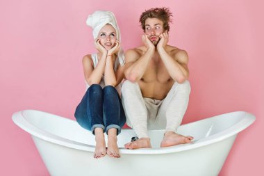 genç güzel çift banyo üzerinde oturan aşık