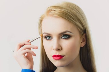 Göz farı makyaj fırça ile uygulama modeli