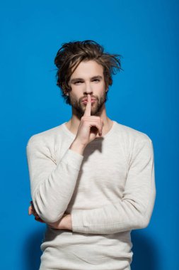 adam sabah hush jest gösterilen beyaz iç çamaşırı