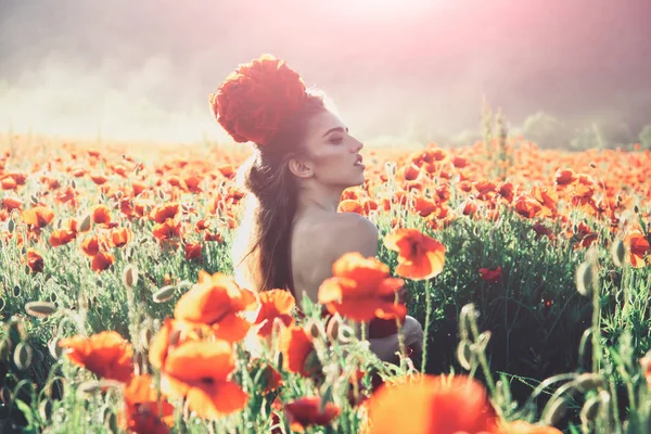 Bouquet de graines de pavot à fille avec de longs cheveux bouclés — Photo