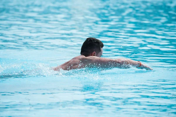 Hombre nadador atleta morena nadando en la piscina — Foto de Stock