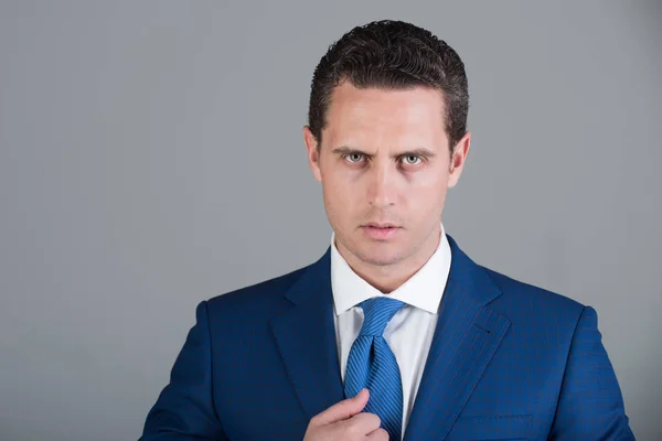 Jefe posando en chaqueta de traje formal azul de moda — Foto de Stock