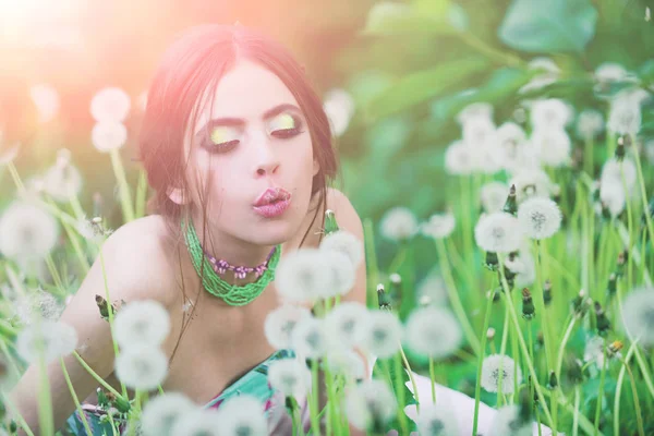 Femme avec maquillage à la mode et perles en feuilles vertes — Photo