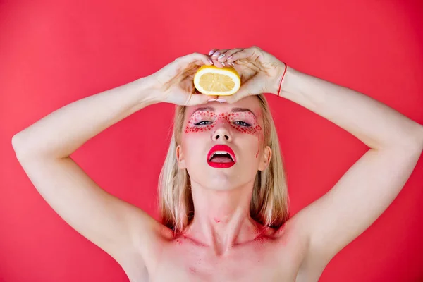 Vacker blond kvinna med kreativa fashionabla makeup håll citron, vitamin — Stockfoto