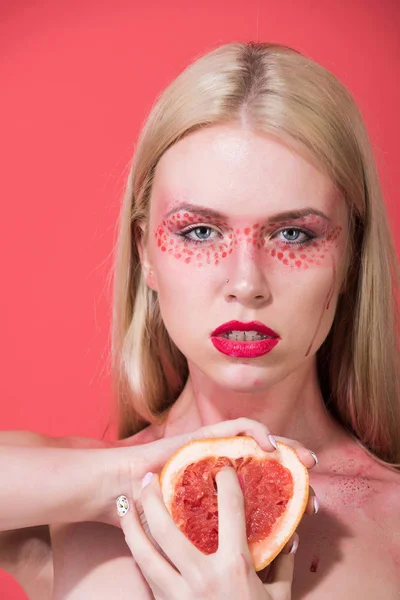 Flicka med kreativa fashionabla makeup håll grapefrukt, vitamin — Stockfoto