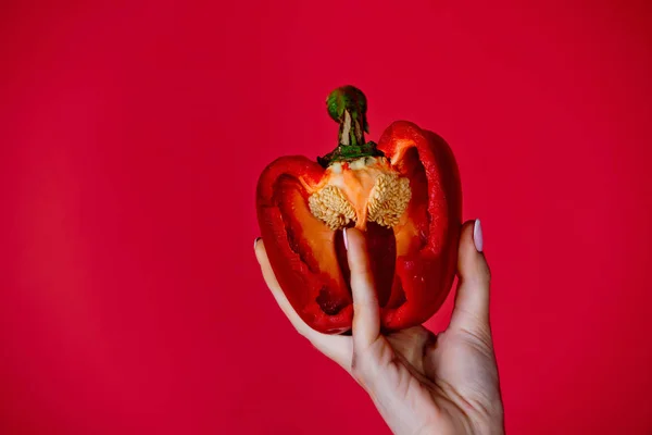 Gezondheidszorg en vitamine, hand van vrouw houd zoete paprika — Stockfoto