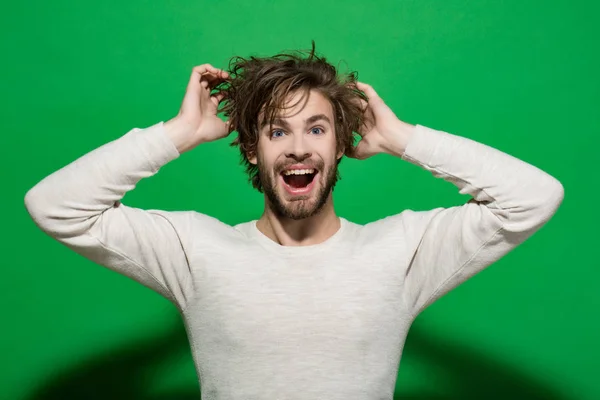 Uomo felice con lunghi capelli pettinati alla moda, mattina e barbiere — Foto Stock
