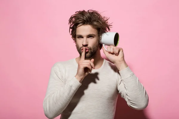 Verstohlene Geste des Mannes mit Tasse überhören — Stockfoto