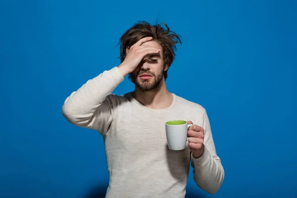 Somnoliento hombre cansado con dolor de cabeza mantenga taza de té — Foto de Stock