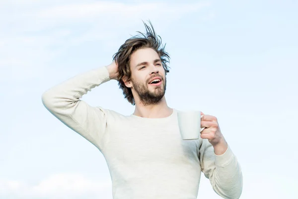 Hombre feliz con taza de té o café —  Fotos de Stock