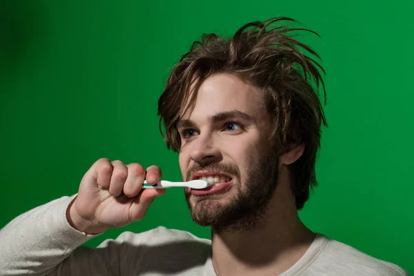 Bello giovane uomo lavarsi i denti — Foto Stock