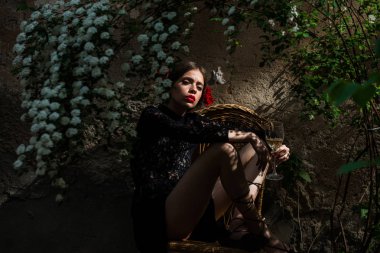 Kırmızı dudaklar ve şarap kadehi ile şirin kız