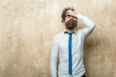 adam ya da ciddi bir yüz üzerinde uzun sakallı hippi