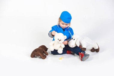 oyuncak hayvan ile tek tip oyun doktor çocukta veteriner