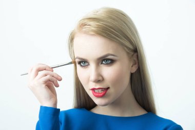 Uygulama göz farı makyaj fırça ile kız