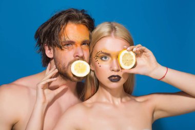 kadın ve erkek makyaj ile limon tutun