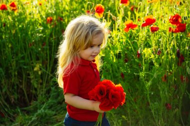 küçük çocuk veya çocuk alanında haşhaş tohumu