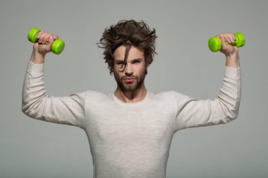 yakışıklı adam sabah egzersiz, barbell ile saç uncombed