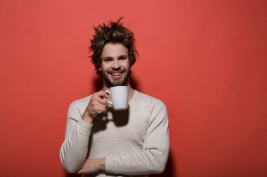 çay veya kahve ile mutlu adam