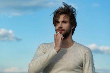 adam fırça diş macunu üzerinde mavi gökyüzü, metroseksüel